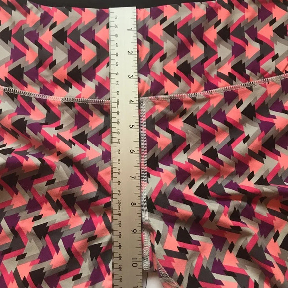 Victoria's Secret VSX Sport Knockout Leggings Crop Aztek Geometric Pants Sz M - Picture 11 of 15